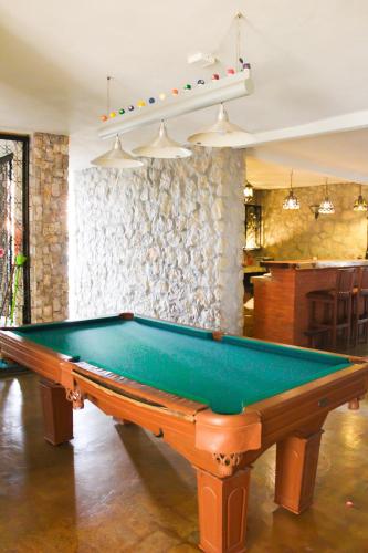 a pool table in the middle of a room at Hotel Boutique Canto De Piedra in Tamasopo