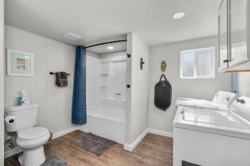 un bagno con doccia, WC e lavandino di Peacock Pickleball Paradise a La Pine