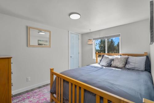 una camera da letto con un letto grande con una finestra di Peacock Pickleball Paradise a La Pine