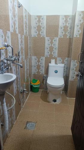 a bathroom with a toilet and a sink at Hotel Baishnav, Mugling in Upardāng Garhi
