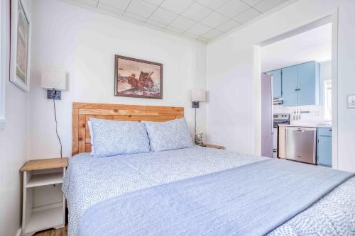 NetartsNetarts Bungalow的一间卧室，里面有一张床，铺着蓝色被子。