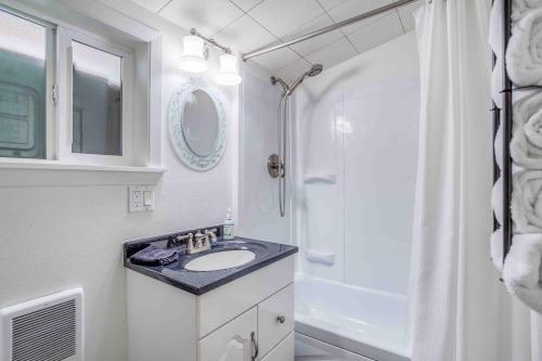 NetartsNetarts Bungalow的带水槽和淋浴的白色浴室