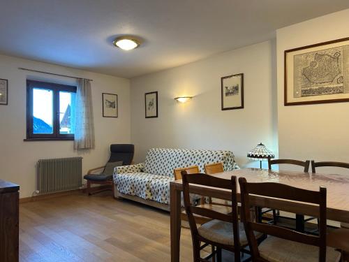 a living room with a couch and a table at Casa dei cugini in Oga