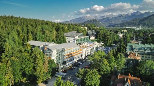 eine Luftaufnahme einer Stadt mit Bäumen und Gebäuden in der Unterkunft Hotel Aquarion Family & Friends - Destigo Hotels in Zakopane