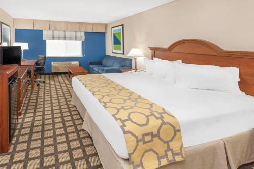 Una cama o camas en una habitación de Baymont by Wyndham Galesburg