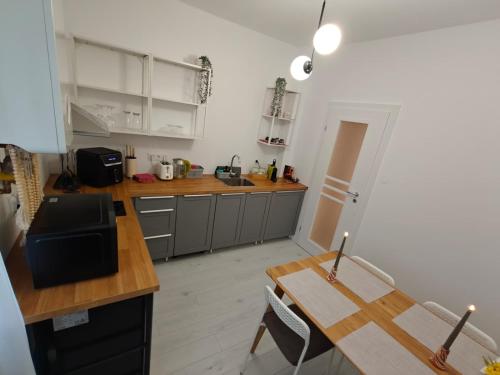 een keuken met houten werkbladen en een tafel. bij Home Ready in Sibiu
