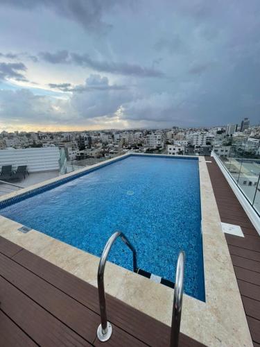 una piscina en la azotea de un edificio en Elite 1BD Flat with Pool in Harbor area, en Lárnaca