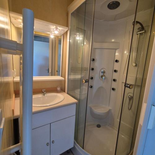 A bathroom at Chambre d'hôtes Les Loges