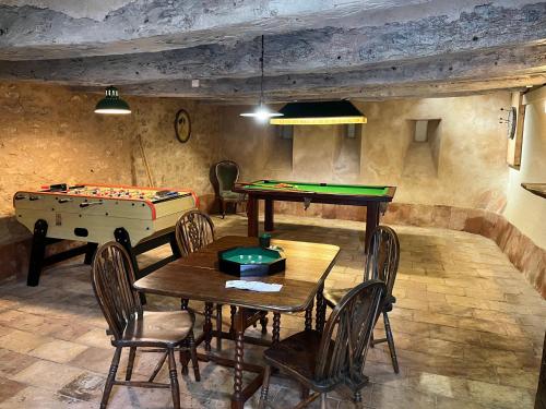 une salle avec une table de ping-pong et une table de billard dans l'établissement Le lodge de La Boissière, à Andillac