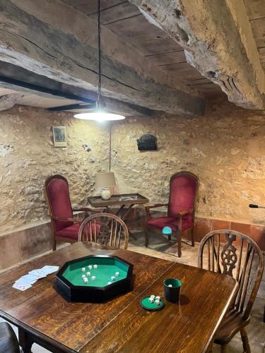 - une salle à manger avec une table et un billard dans l'établissement Le lodge de La Boissière, à Andillac