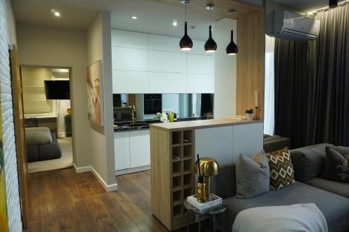 un soggiorno con divano e cucina di Crown Plaza Luxury Suite a Chişinău