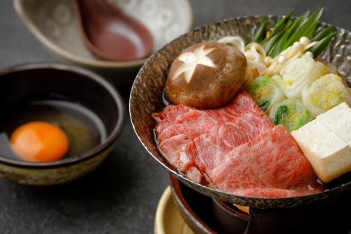 京都料理旅馆 花乐的桌上一碗食物,包括肉类和蔬菜