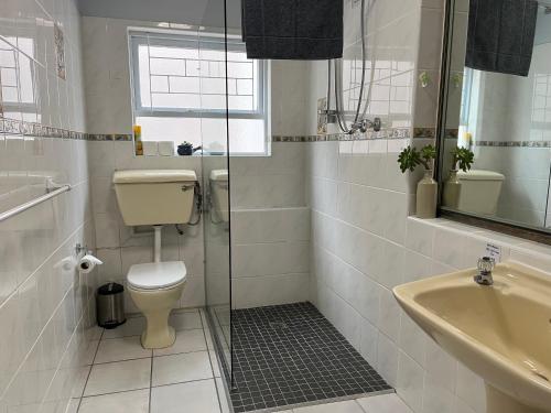 Ένα μπάνιο στο By The Beach - Beachfront Apartment & Home