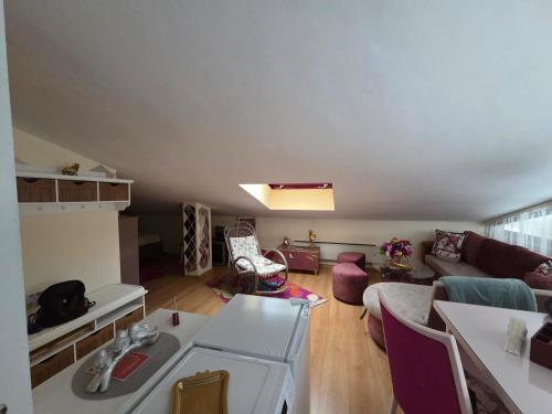 un soggiorno con un divano e un tavolo di Аppartment Dreams a Pamporovo