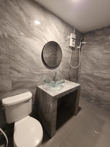 a bathroom with a toilet and a mirror at Tuk Tuk Guesthouse in Ko Chang