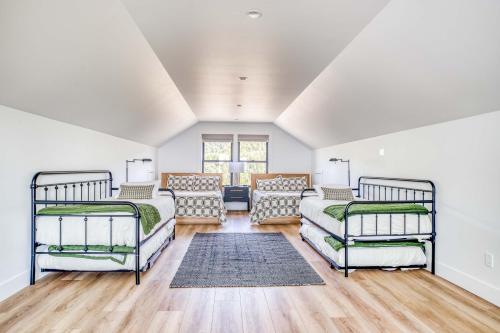 Ένα ή περισσότερα κρεβάτια σε δωμάτιο στο The Overlook