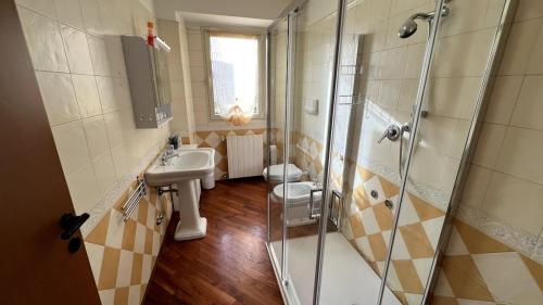 A Predore il tuo nido a due passi dal lago في بريدور: حمام مع دش ومغسلة ومرحاض