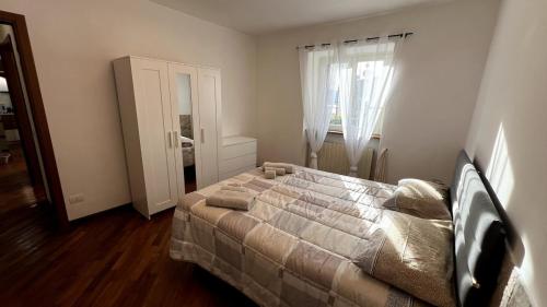 A Predore il tuo nido a due passi dal lago في بريدور: غرفة نوم بها سرير ونافذة