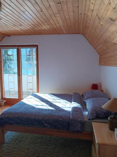 ヴラシチにあるVikendicaの木製の天井の客室のベッド1台分です。