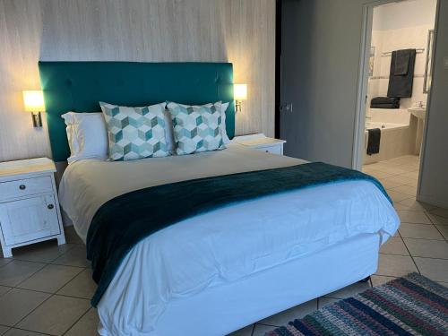 Ένα ή περισσότερα κρεβάτια σε δωμάτιο στο By The Beach - Beachfront Apartment & Home