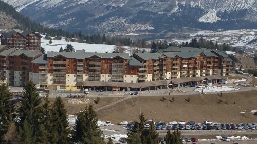 een luchtzicht op een resort met een parkeerplaats bij Appartement Super-Dévoluy in Le Dévoluy