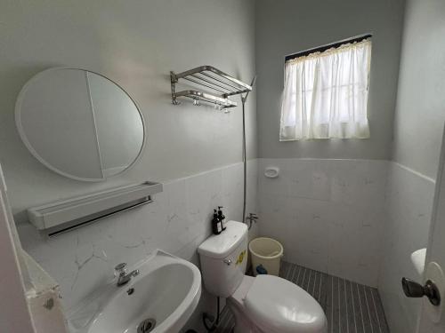 Ένα μπάνιο στο Elegant House 2-BR at Dahican Mati with Free Wi-Fi