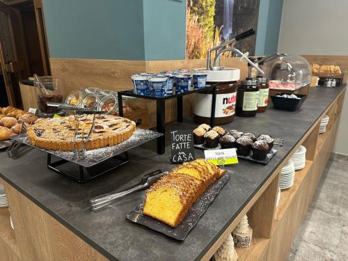 ein Buffet mit verschiedenen Brotsorten und Gebäck in der Unterkunft Hotel Ferrari in Pinzolo