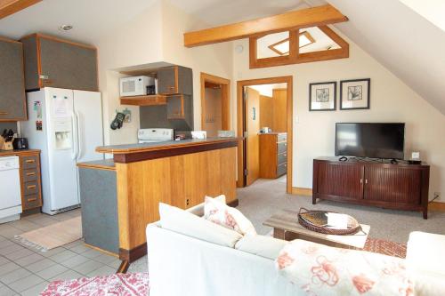 un soggiorno con un divano bianco e una cucina di 508 B The Upper Bungalow a Virginia Beach