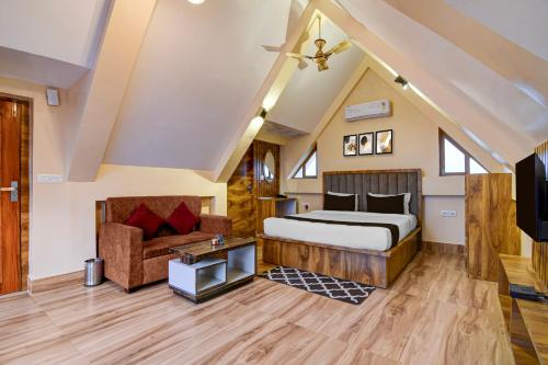 una camera da letto con un letto e un divano di Hotel O AAHELI RESORT a Calcutta