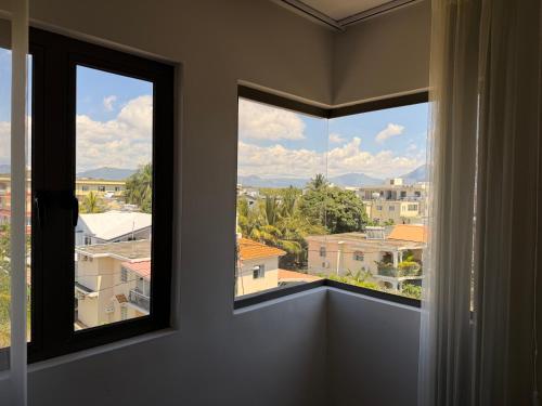 Modern 2BR Apartment with Mountain View, Near Beach