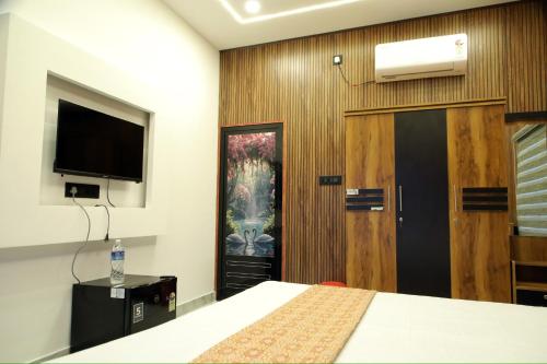 Munroe IslandMunroe Mangrove Forest Lake Holidays Resorts的一间卧室配有一张床、一台电视和一扇门