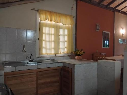 a kitchen with a sink and a window at Casa Coqueville - Charmosa, tranquila e cercada pela natureza em Itacaré in Itacaré