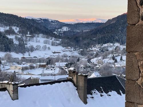 En generel udsigt til bjerge eller udsigt til bjerge taget fra feriehuset