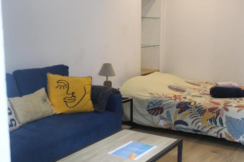 a living room with a couch and a bed at Le Ty Logis in Vannes