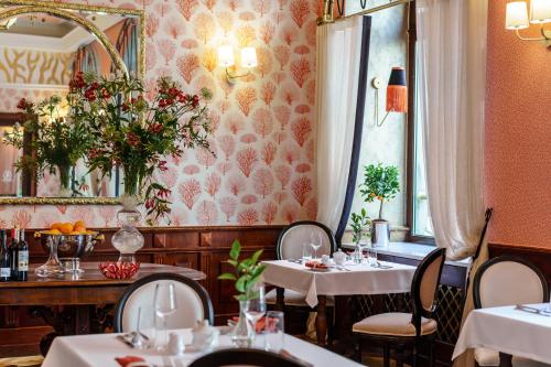 ein Restaurant mit Tischen, Stühlen und einem Spiegel in der Unterkunft Hotel H15 Francuski Old Town - Destigo Hotels in Krakau