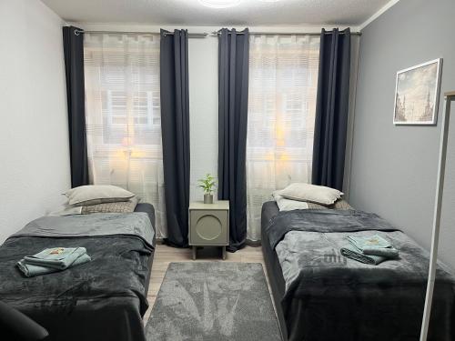 Ένα ή περισσότερα κρεβάτια σε δωμάτιο στο Best-Preis Stadtoase Salzwedel 2x gemütliche Wohnungen bis 8 Personen WLAN Vollausstattung nur Einzelbetten direkt im Zentrum