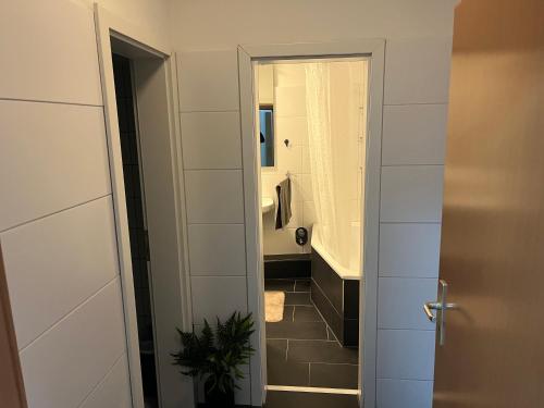 Ένα μπάνιο στο Best-Preis Stadtoase Salzwedel 2x gemütliche Wohnungen bis 8 Personen WLAN Vollausstattung nur Einzelbetten direkt im Zentrum