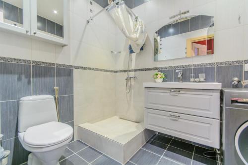 ein weißes Badezimmer mit Toilette und Waschbecken in der Unterkunft Spacious cosy house in Vilnius in Vilnius