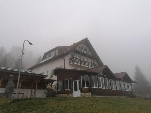 een groot huis met een gambrel bij The Viewpoint in Măgura