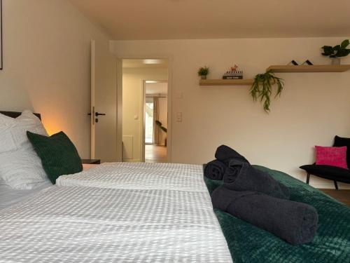 Ένα ή περισσότερα κρεβάτια σε δωμάτιο στο Pinke Auszeit - Neubau, Stellplatz, Smart-TV, WLAN