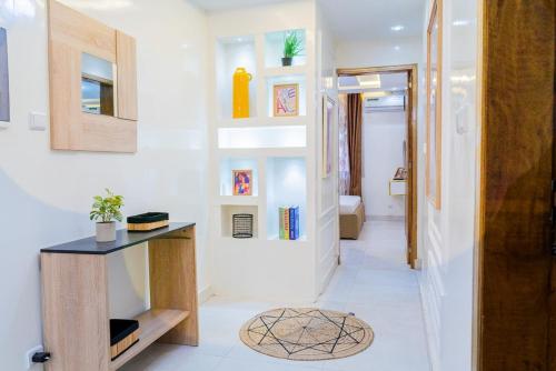un corridoio di una casa con una scrivania e degli scaffali di Jaara Home - High standing and luxurious 2-bedroom apartment - Maristes a Dakar