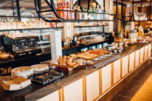 un bar con buffet de comida en un mostrador en JovA Hotel Boutique, en El Campello