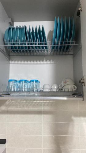 Le Dimore del Mare في توري كان: رف مطبخ وصحون عليه