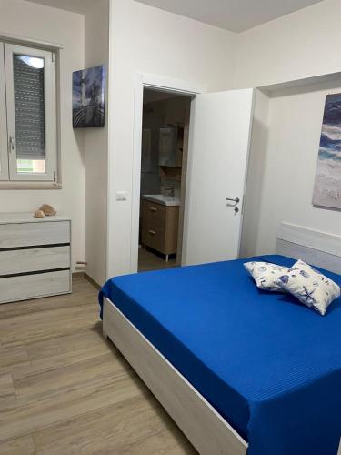 Le Dimore del Mare في توري كان: غرفة نوم بسرير ازرق في غرفة