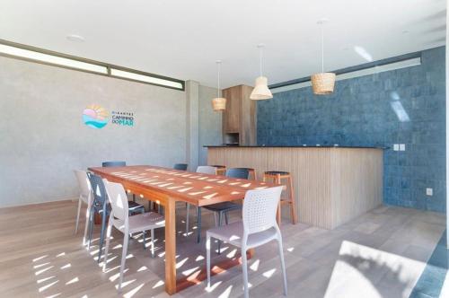 Un comedor con mesa y sillas de madera. en Apartamento completo próximo à praia de ponta negra, en Parnamirim
