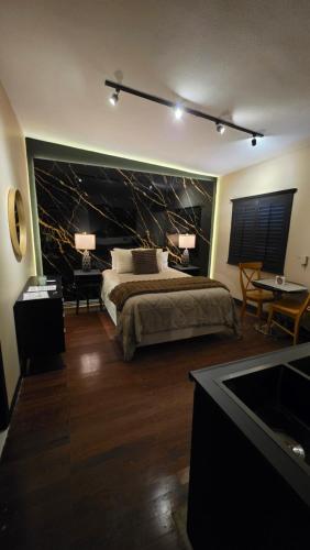a bedroom with a large bed and a table at Luxury Suites Bangkok a 100 mts del consulado in Ciudad Juárez