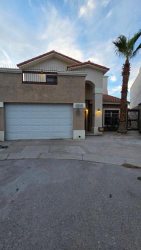 una casa con garage e palma di Luxury Suites Bangkok a 100 mts del consulado a Manuel F. Martínez