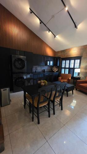 a room with a table and chairs and a kitchen at Luxury Suites Bangkok a 100 mts del consulado in Ciudad Juárez