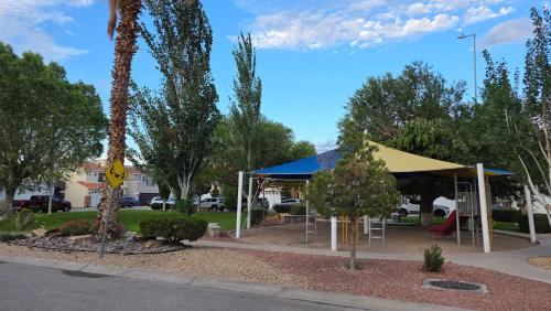 un parco con una tenda blu e gialla e alberi di Luxury Suites Bangkok a 100 mts del consulado a Manuel F. Martínez