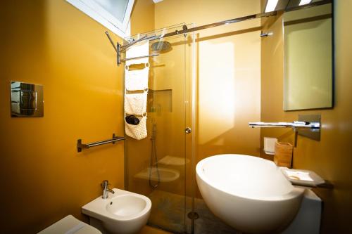 马尔萨拉Le Casette di Elen的带水槽、马桶和淋浴的浴室